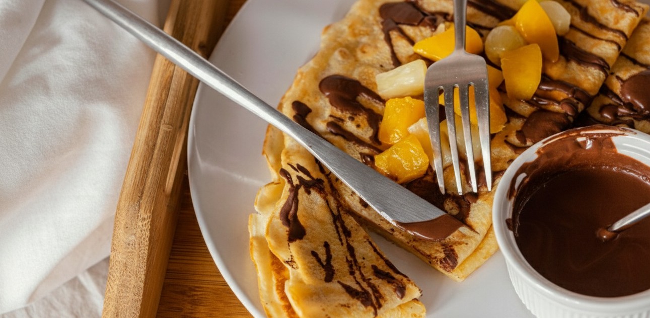 Gęsta, czekoladowa polewa na apetycznym deserze